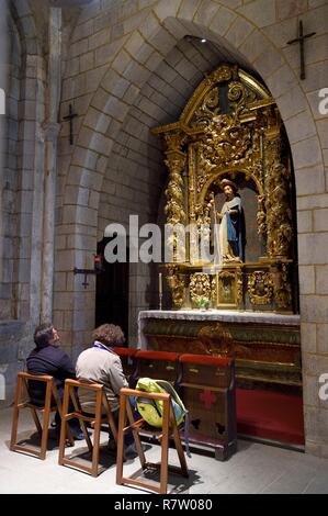 Spanien, Baskenland, Navarra Roncesvalles, die auf El Camino de Santiago (Jakobsweg), Royal Stiftskirche von Roncesvalles, Kirche Santa María la Real, Santiago statue stoppen Stockfoto