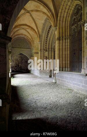 Spanien, Baskenland, Navarra Roncesvalles, die auf El Camino de Santiago (Jakobsweg), Royal Stiftskirche von Roncesvalles, Kreuzgang der Kirche Santa María la Real stoppen Stockfoto