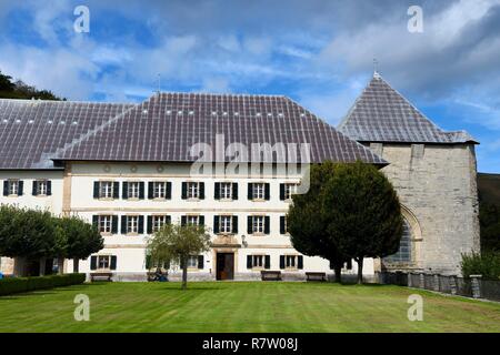 Spanien, Baskenland, Navarra Roncesvalles, Stop auf dem Camino de Santiago (Jakobsweg), Royal Stiftskirche von Roncesvalles Stockfoto