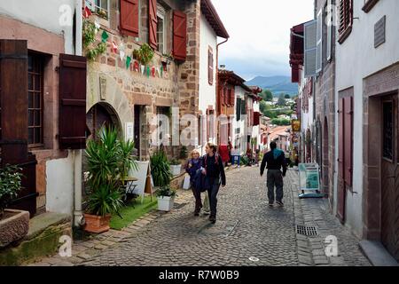 Frankreich, Pyrenees Atlantiques, Baskenland, Saint Jean Pied de Port, rue de la Citadelle auf dem Weg von St. James Stockfoto