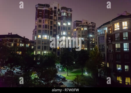 Wuhu Anhui China Multi Level Apartment Gebäude mit trüben regnerischen Himmel Hintergrund bei Nacht