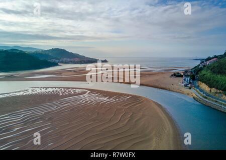 Spanien, Baskenland, Biskaya Provinz, Region, Gernika-Lumo Flussmündung Urdaibai Biosphärenreservat, Mündung des Fluss Oka bei Ebbe vor Mundaka, der Strand von von Laida (Luftbild) Stockfoto