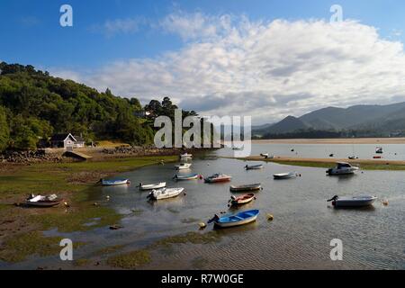 Spanien, Baskenland, Biskaya Provinz, Region, Gernika-Lumo Flussmündung Urdaibai Biosphärenreservat, Mündung des Fluss Oka bei Ebbe südlich von Mundaka, kleine Verankerung von von Laida Stockfoto