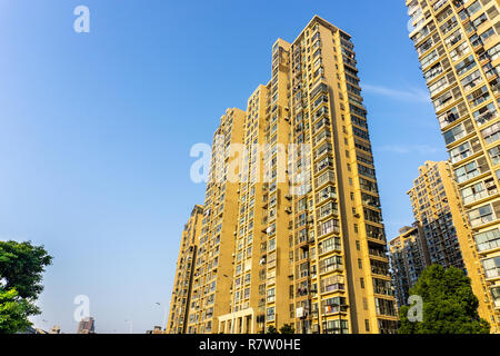 Wuhu Anhui China Multi Level Hochhaus Gebäude mit blauem Himmel Hintergrund Stockfoto