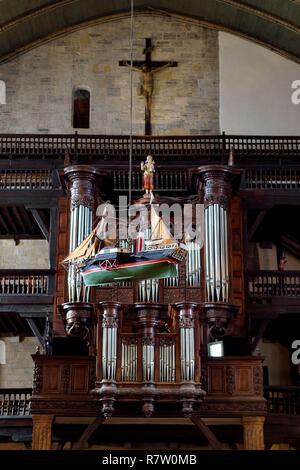 Frankreich, Pyrenees Atlantiques, Baskenland, Saint Jean de Luz, die Saint-Jean-Baptiste (Johannes der Täufer) Kirche, Boot ex-voto vor der Orgel Stockfoto