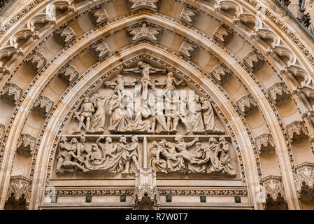 Bas-Relief und die Einrichtung der oberen Teil des Hauptportals, Prag, Tschechische Republik Stockfoto