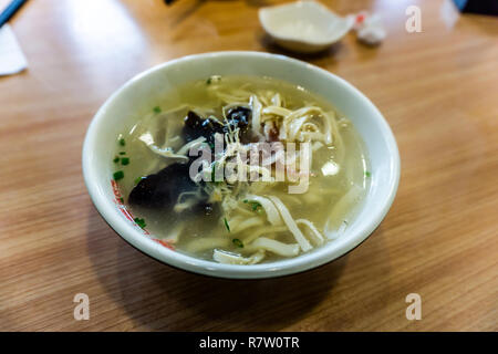 Traditionelle Leckere chinesische Dazhu Gansi in einer weißen Schüssel Stockfoto