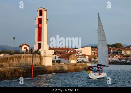 Frankreich, Pyrenees Atlantiques, Baskenland, Saint Jean de Luz, der Fischereihafen, der Hafen Leuchtturm gebaut von André Pavlovsky und Denkmalschutz am Hafen Eingang Stockfoto