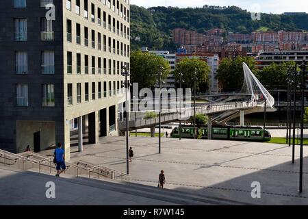 Spanien, Baskenland, Provinz Biscaya, Bilbao, Zubizuri ausgesetzt Fußgängerbrücke vom Architekten Santiago Calatrava über die Ria de Bilbao und der neue Fußweg von isozaki Atea Türme an der Brücke des Architekten Arata Isozaki entworfen Stockfoto