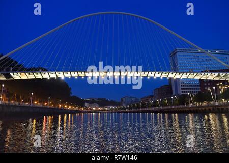 Spanien, Baskenland, Provinz Biscaya, Bilbao, Zubizuri ausgesetzt Fußgängerbrücke vom Architekten Santiago Calatrava über die Ria de Bilbao konzipiert Stockfoto