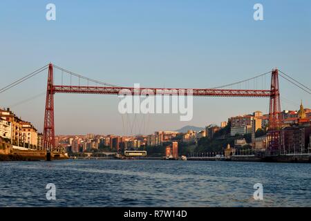 Spanien, Baskenland, Provinz Biscaya, Bilbao, Vizcaya Brücke (Puente de Vizcaya oder Puente Colgante) auf den Fluss Nervion, verbinden die beiden Städte Baeza und Getxo, noch im Dienst, dieser Transporter Bridge von 1888 bis 1893 gebaut, ist die erste und auch die größte der Welt, UNESCO Weltkulturerbe Stockfoto