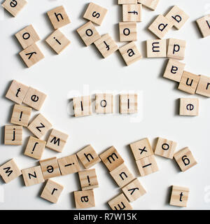 LOL - laut Lachen, Dinkel mit hölzernen Buchstabensteine. Von oben Stockfoto