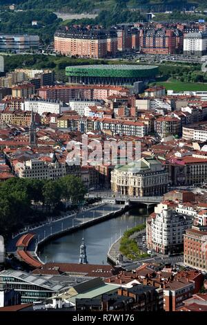 Spanien, Baskenland, Provinz Biscaya, Bilbao, Arriaga Theater Neben der Ria de Bilbao, Bilbao Arena in Miribilla im Hintergrund Stockfoto