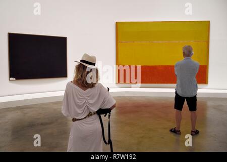 Spanien, Baskenland, Provinz Biscaya, Bilbao, das Guggenheim Museum von Frank Gehry entworfenen, Iberia (1958) von Robert Motherwell auf der linken und Untitled (1952-1953) von Mark Rothko auf der rechten Seite Stockfoto