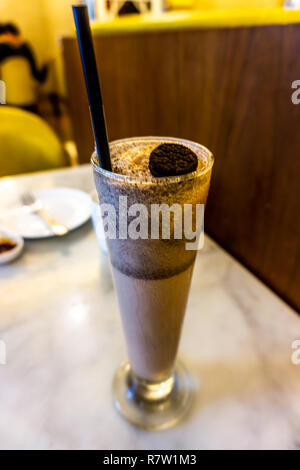 Cookie Milchshake mit schwarzen Stroh in einem langen Glas Stockfoto