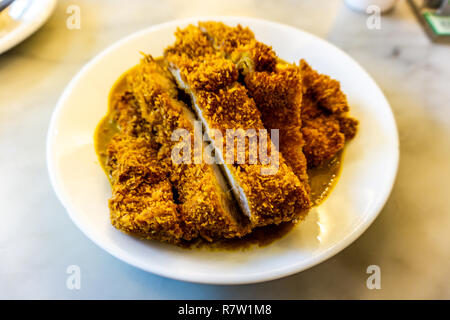 Frittierte Hong Kong Schweinekotelett mit Curry auf einer Platte Stockfoto