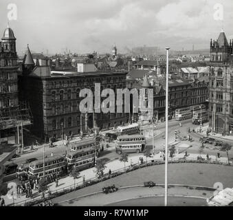 1950, historische, Overhead Blick auf das Stadtzentrum von Belfast, Nordirland mit dem großen viktorianischen Gebäuden und öffentlichen Verkehrsmitteln. Stockfoto