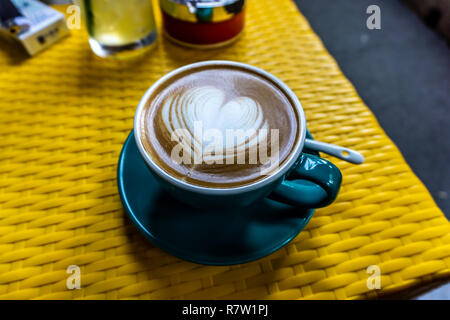 Italienischer Cappuccino mit Herzförmigen Creme in einer blauen Schale Stockfoto