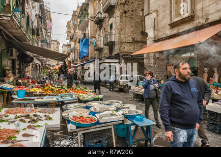 Anbieter im Fischgeschäft in der Via Sopramuro, Mercato di Porta Nolana Viertel, Neapel, Kampanien, Italien Abschaltdruck Stockfoto