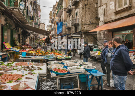 Anbieter im Fischgeschäft in der Via Sopramuro, Mercato di Porta Nolana Viertel, Neapel, Kampanien, Italien Abschaltdruck Stockfoto