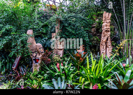 China Shanghai Botanischer Garten Gewächshaus Drei verschiedene lustige Skulpturen aus Holz Stockfoto