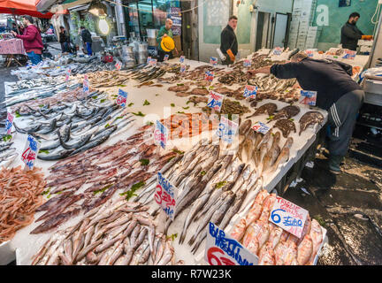 Fischhändler in der Via Sopramuro, Mercato di Porta Nolana Viertel, Neapel, Kampanien, Italien Abschaltdruck Stockfoto