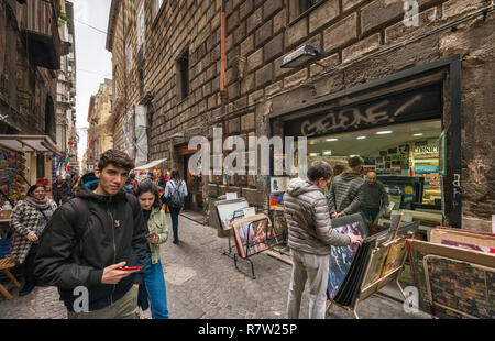 Passanten, Poster, auf der Via San Biaggio dei Librai, Straße in Centro Storico Viertel, Neapel, Kampanien, Italien Stockfoto