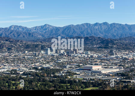 Downtown Glendale und der San Gabriel Mountains in Los Angeles County, Kalifornien. Stockfoto