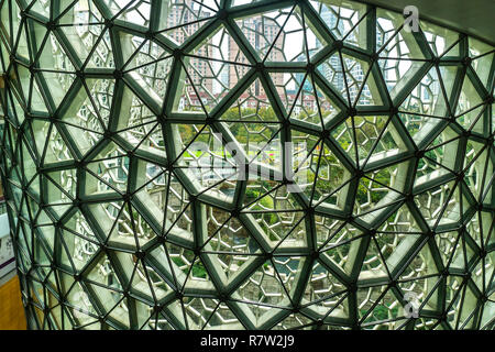 Naturwissenschaftliches Museum Innenansicht mit Glaswand und turmartige Wohnhäuser durch das Fenster Stockfoto