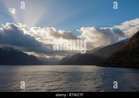 Dramatische Wetter in Hjørundfjord, Møre og Romsdal, Norwegen Stockfoto