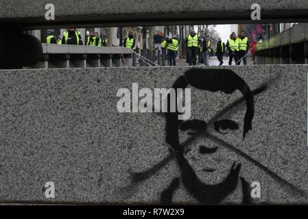 Dezember 01, 2018 - Paris, Frankreich: gelbe Weste Demonstranten sind auf den Champs-elysées mit einer anti-längestrich Graffiti im Vordergrund gesehen. Les gilets Jaunes manifestent Avenue des Champs-Elysees Durant l'Acte 3 de leur Mobilisierung. Cette Manifestation einer Rapidement degenere en affrontement avec les CRS filtrant l'entrée de l'Avenue des Champs-Elysees. *** Frankreich/KEINE VERKÄUFE IN DEN FRANZÖSISCHEN MEDIEN *** Stockfoto