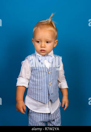 Ein Klassiker geht nie aus der Mode. Kleines Kind. Junge Kind mit Mode schauen. Kleines Baby im modischen Verschleiß. Mode Junge. Adorable fashionist. Kinder Mode Trends Stockfoto