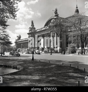 1950, historische, Paris, Frankreich, und eine Ansicht aus dieser Ära des Grand Palais des Champs-Elysees, eine große Ausstellungshalle und Museum Komplex, dessen Bau begann im Jahre 1897 als Teil der Vorbereitungen für die Weltausstellung von 1900. Der Baustil ist Beaux-arts. Stockfoto