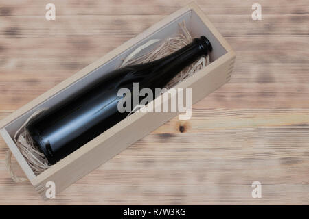 Für die Beschriftung der Werbung. Flasche Champagner in einer Holzbox. Auf hölzernen Hintergrund mockup. Stockfoto