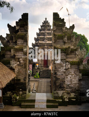 Ausgerichtet balinesischen split Gate und Candi Eingang in Pura Kehen Hindu Tempel, Bali, Indonesien. Stockfoto