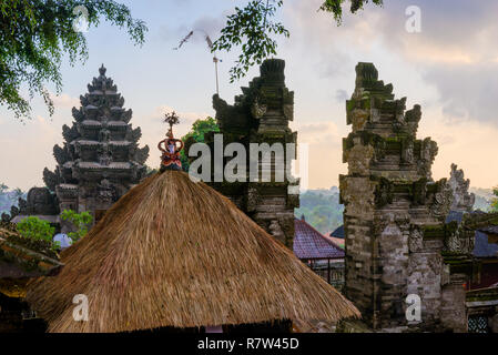 Ausgerichtet balinesischen split Gate und Candi Eingang in Pura Kehen Hindu Tempel, Bali, Indonesien. Stockfoto