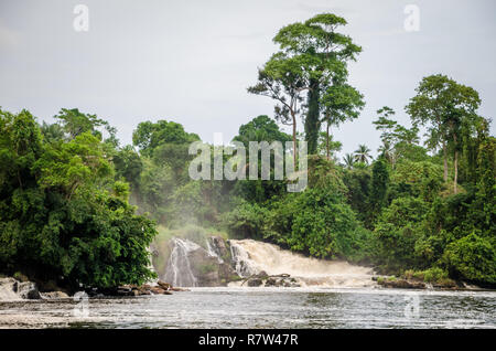 Berühmte Lobe fällt bei Kribi, Kamerun, einer der wenigen Wasserfälle der Welt bis ins Meer fallen. Stockfoto