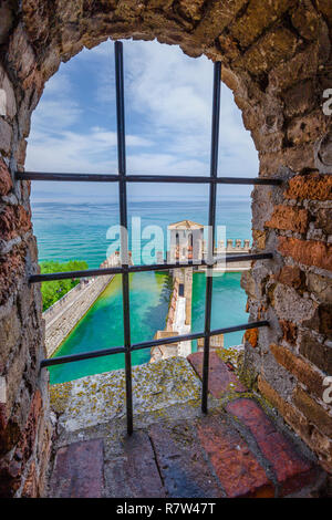 Blick vom Castello Scaligero in der Altstadt von Sirmione am Gardasee, Brescia, Lombardei, Italien Stockfoto