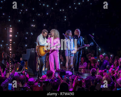 Live auf der Bühne Little Big Town Band während Land 2 Country Music Festival O2 Arena London England Stockfoto