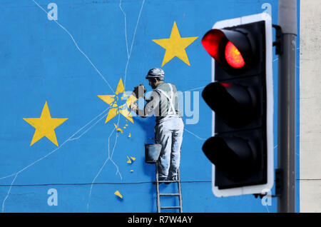 Ein Blick auf die banksy Brexit Wandbild in Dover, Kent, der ein Mann von chipping auf der EU-Flagge. Premierminister Theresa May wird Ihr Brexit deal zurück ins House of Commons' vor Januar 21', offizieller Sprecher des Ministerpräsidenten gesagt hat. Stockfoto