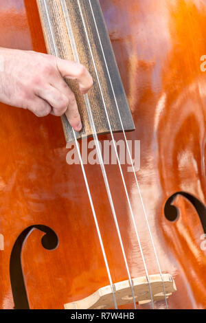 Ansicht der Person spielen Kontrabass auf der Straße... Stockfoto