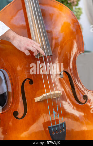 Ansicht der Person spielen Kontrabass auf der Straße... Stockfoto