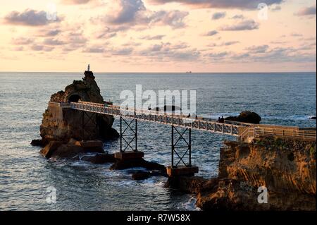 Frankreich, Pyrenees Atlantiques, Baskenland, Biarritz, Rocher de la Vierge (Virgin Rock) Stockfoto