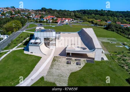 Frankreich, Pyrenees Atlantiques, Baskenland, Biarritz, der Cite de l'Ocean et du Surf (Stadt der Ozean und Brandung) von Architekt Steven Holl (Luftbild) Stockfoto