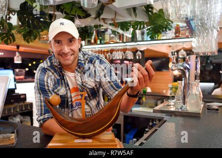 Frankreich, Pyrenees Atlantiques, Baskenland, Biarritz, Milady Beach Restaurant, die professionelle Spieler spezialisiert auf baskische Pelota cesta Punta und mehrmals Weltmeister, Eric Irastorza Stockfoto