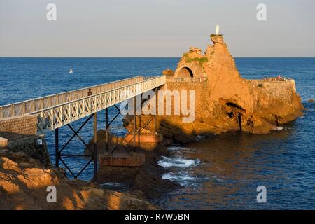 Frankreich, Pyrenees Atlantiques, Baskenland, Biarritz, Rocher de la Vierge (Virgin Rock) Stockfoto