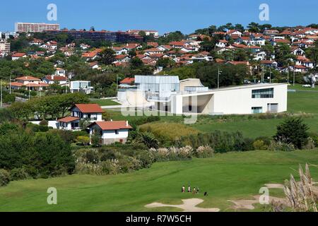 Frankreich, Pyrenees Atlantiques, Baskenland, Biarritz, Golfspieler auf dem Golfplatz Ilbarritz und der Cite de l'Ocean et du Surf (Stadt der Ozean und Brandung) von Architekt Steven Holl im Hintergrund Stockfoto