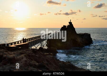 Frankreich, Pyrenees Atlantiques, Baskenland, Biarritz, Rocher de la Vierge (Virgin Rock) Stockfoto