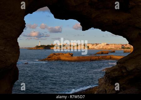 Frankreich, Pyrenees Atlantiques, Baskenland, Biarritz aus dem Rocher de la Vierge, der Leuchtturm und das Hotel du Palais befindet sich auf Grande Plage (toller Strand) im Hintergrund zu sehen Stockfoto
