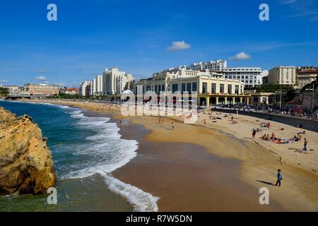 Frankreich, Pyrenees Atlantiques, Baskenland, Biarritz, den Grande Plage (der größte Strand), das Casino, das Hotel du Palais im Hintergrund Stockfoto